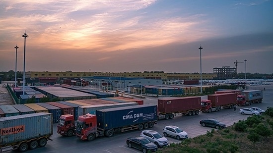 石家莊國(guó)際陸港內(nèi)整裝待發(fā)的集裝箱。 石家莊國(guó)際陸港供圖