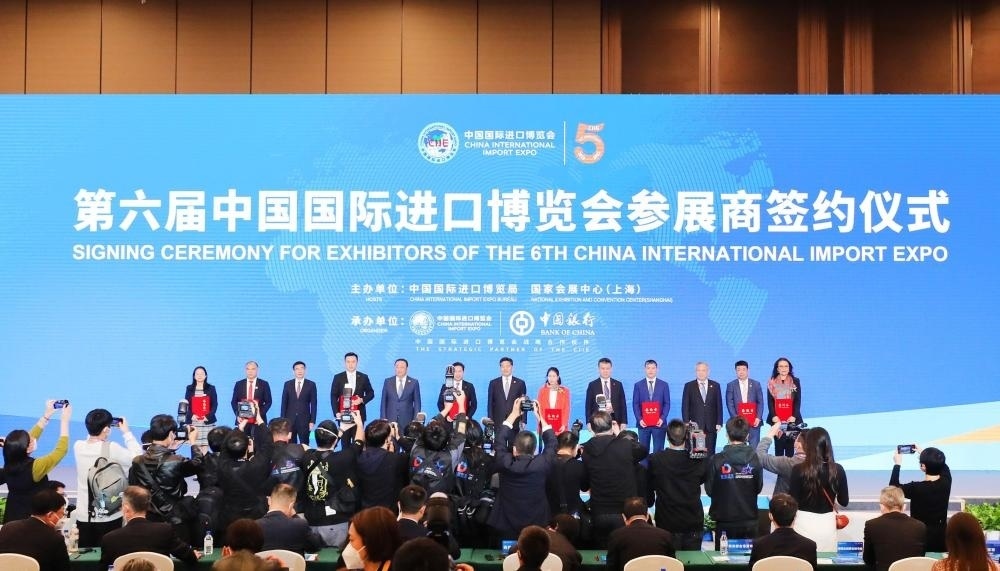2022年11月6日，2022年中國(guó)國(guó)際進(jìn)口博覽會(huì)參展商聯(lián)盟大會(huì)在上海舉行。這是在大會(huì)期間進(jìn)行的第六屆進(jìn)博會(huì)參展商簽約儀式。新華社記者 方喆 攝