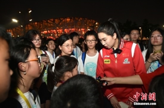 圖為小學員向李曉霞分享自己運動經(jīng)歷。<a target='_blank' href='/' ><p align=