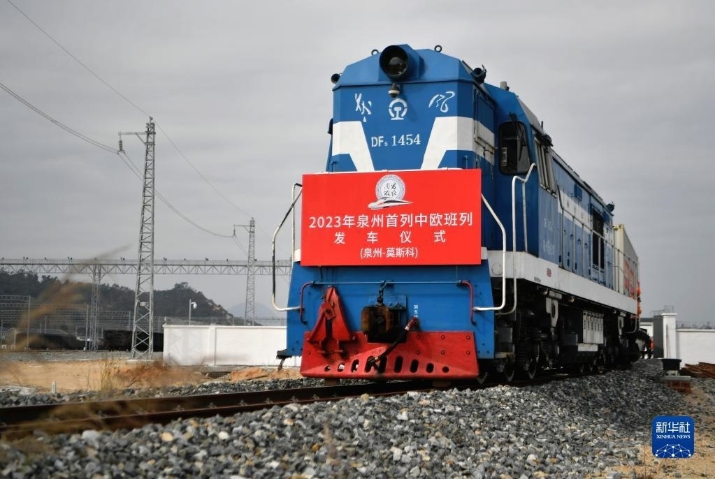 2月3日，中歐班列駛出興泉鐵路黃塘站。當(dāng)日，滿載著55個(gè)集裝箱的中歐班列，從位于福建泉州惠安縣的興泉鐵路黃塘站駛出。這是泉州今年開出的首趟中歐班列，也是興泉鐵路開通后的首趟泉州中歐班列。據(jù)了解，此次班列裝載產(chǎn)品主要來自泉州進(jìn)出口企業(yè)，貨重601.4噸，貨值約262.5萬美元。新華社記者 魏培全 攝