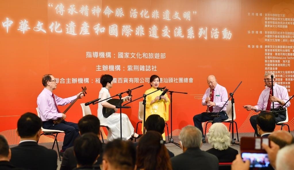 2022年11月23日，演員在“傳承精神命脈 活化非遺文明”中華文化遺產(chǎn)和國際非遺交流系列活動開幕式上表演非遺項(xiàng)目南音《滿空飛》。新華社記者 陳鐸 攝