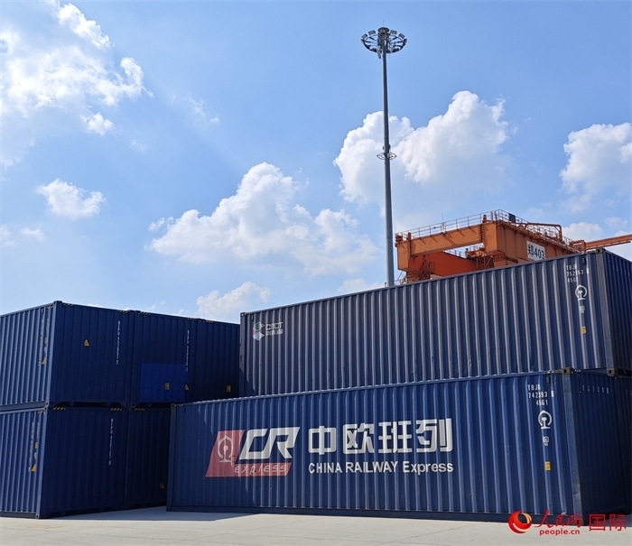 8月3日，中歐班列（中豫號）集裝箱在鄭州車站海關(guān)等候查驗。人民網(wǎng) 崔譯戈攝