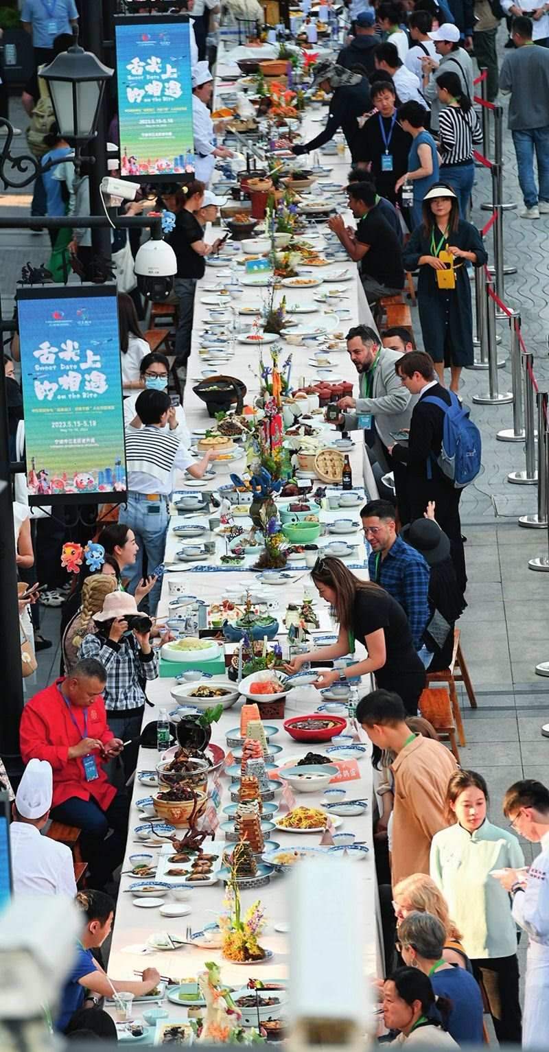 市民和游客在寧波舉辦的第三屆中國—中東歐國家博覽會暨國際消費品博覽會上品嘗融合中國和中東歐美食的長桌宴（2023年5月15日攝）。黃宗治攝/本刊