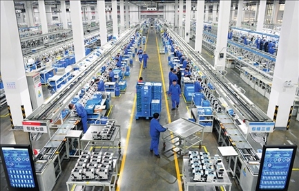 在位于浙江省臺州市的杰克科技股份有限公司，工作人員在裝配車間裝配縫紉機（2023年3月23日攝）。翁忻旸攝/本刊