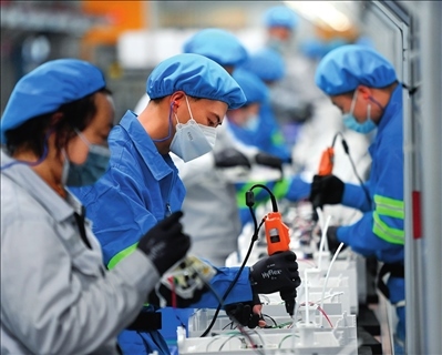 工人在浙江沁園水處理科技有限公司生產(chǎn)車間組裝家用凈水產(chǎn)品（2023年3月22日攝）。黃宗治攝/本刊