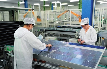 在浙江省臺州市黃巖區(qū)省級專精特新“小巨人”企業(yè)浙江公元新能源科技股份有限公司，工作人員生產(chǎn)太陽能電池組（2023年8月9日攝）。翁忻旸攝/本刊