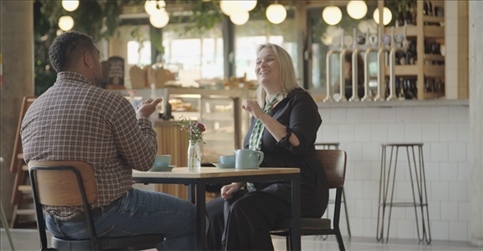 凱茜·瑪格與手語教學(xué)者交流。帕特里克·謝德-西蒙茲攝