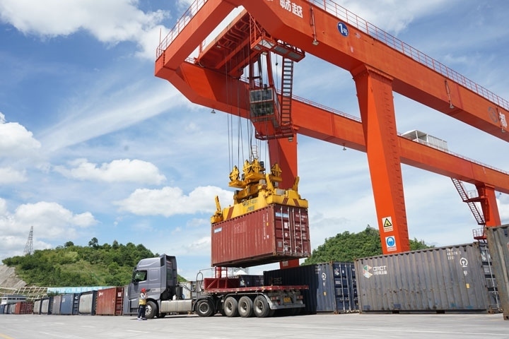 在貴陽(yáng)國(guó)際陸港，正在作業(yè)的龍門(mén)吊。貴陽(yáng)綜保區(qū)供圖