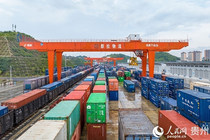 裝滿貨物的集裝箱整齊排列在貴陽(yáng)國(guó)際陸港。人民網(wǎng)記者 涂敏攝