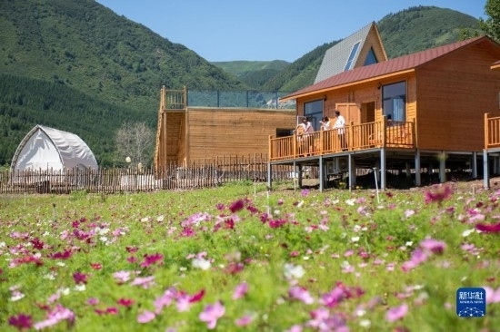 8月12日，游客在寧夏固原市涇源縣大灣鄉(xiāng)楊嶺村的民宿聊天。新華社記者 李旭倫 攝