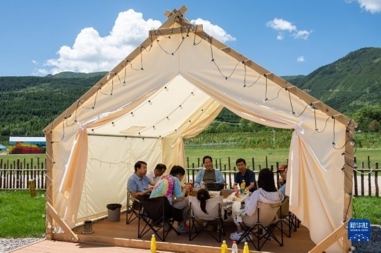 8月12日，游客在寧夏固原市涇源縣大灣鄉(xiāng)楊嶺村品嘗當(dāng)?shù)孛朗?。新華社記者 李旭倫 攝