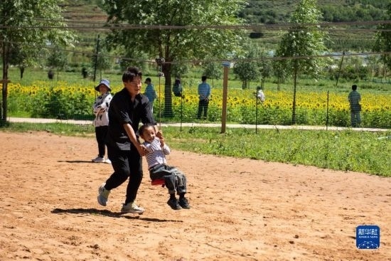8月12日，游客在寧夏固原市涇源縣大灣鄉(xiāng)楊嶺村玩耍。新華社記者 李旭倫 攝