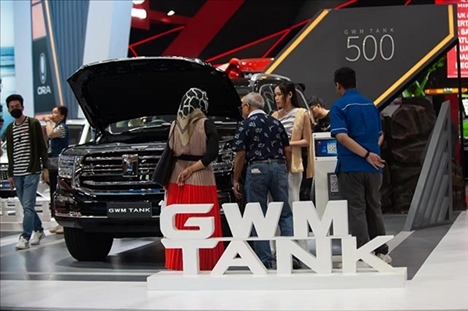 印尼消費(fèi)者參觀長(zhǎng)城汽車的展臺(tái)。趙猛 攝