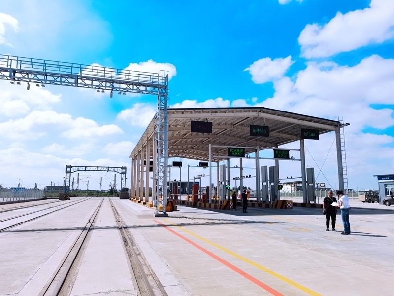 中歐班列（沈陽(yáng)）集結(jié)中心貨運(yùn)通道。人民網(wǎng)記者 栗翹楚攝
