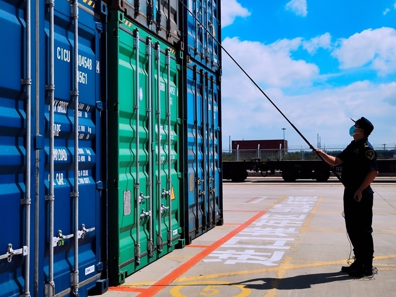 關(guān)員利用工業(yè)內(nèi)窺鏡檢查箱號(hào)、鎖號(hào)、封志情況。人民網(wǎng)記者 栗翹楚攝