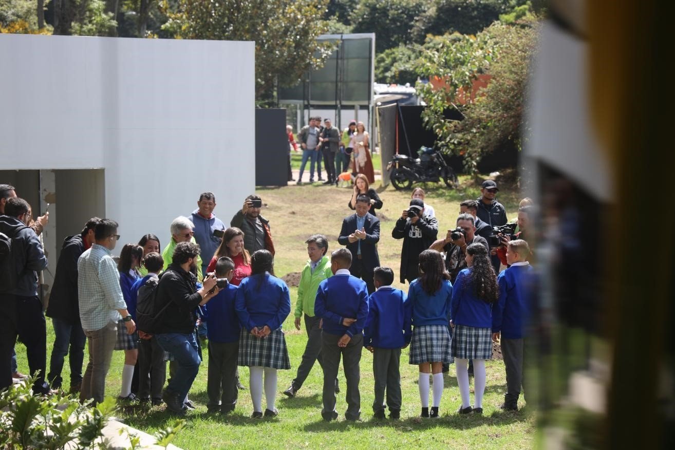 波哥大市長克勞迪婭·洛佩茲與參加活動的學(xué)生代表交流。中國港灣波哥大地鐵一號線項目供圖