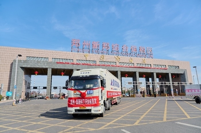 2023年2月20日，鄭州—莫斯科TIR運輸首發(fā)車輛駛出鄭州新鄭綜合保稅區(qū)。新鄭海關(guān)供圖