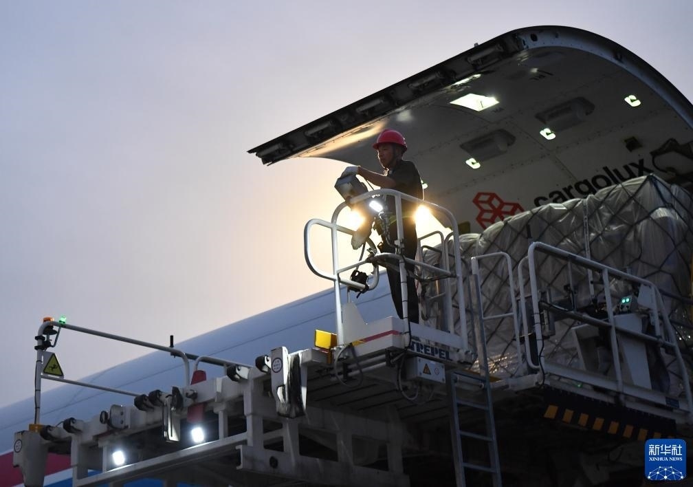 8月1日，工作人員在中國鄭州新鄭國際機(jī)場為一架盧森堡貨航貨機(jī)裝貨。新華社記者 李嘉南 攝