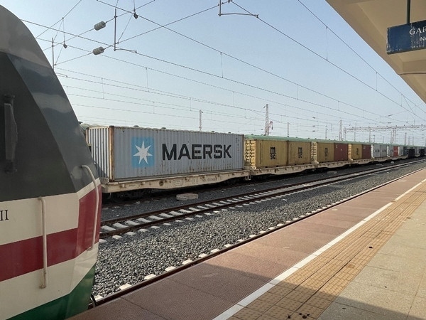 亞吉鐵路吉布提那噶德車(chē)站的貨運(yùn)車(chē)廂。人民網(wǎng)記者 趙艷紅攝