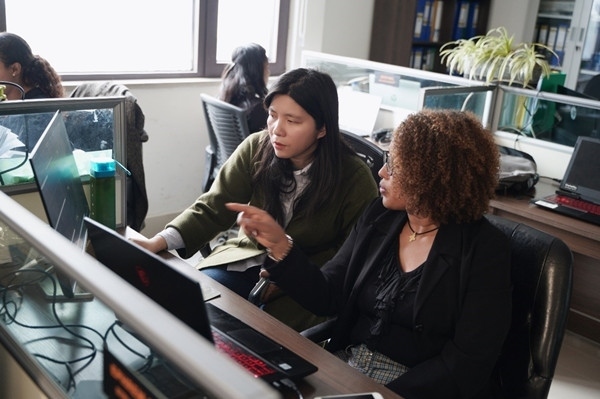 梅德哈妮（右）與中國(guó)同事討論設(shè)計(jì)方案。受訪(fǎng)對(duì)象供圖