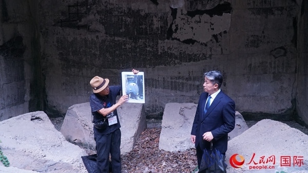 毒氣島歷史研究所事務(wù)局長山內(nèi)正之在毒氣儲存遺址為大家介紹日軍發(fā)動毒氣戰(zhàn)的罪證。人民網(wǎng) 蔣曉辰攝