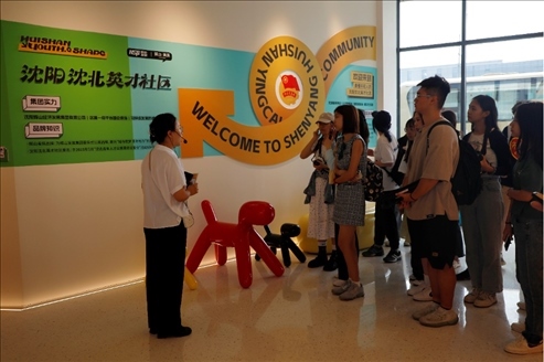 記者團(tuán)在輝山英才社區(qū)采訪。北京外國(guó)語大學(xué) 許青攝