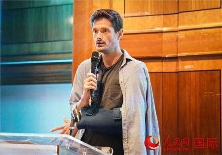 萊昂·麥卡倫分享張家界故事。人民網(wǎng) 郭錦標攝