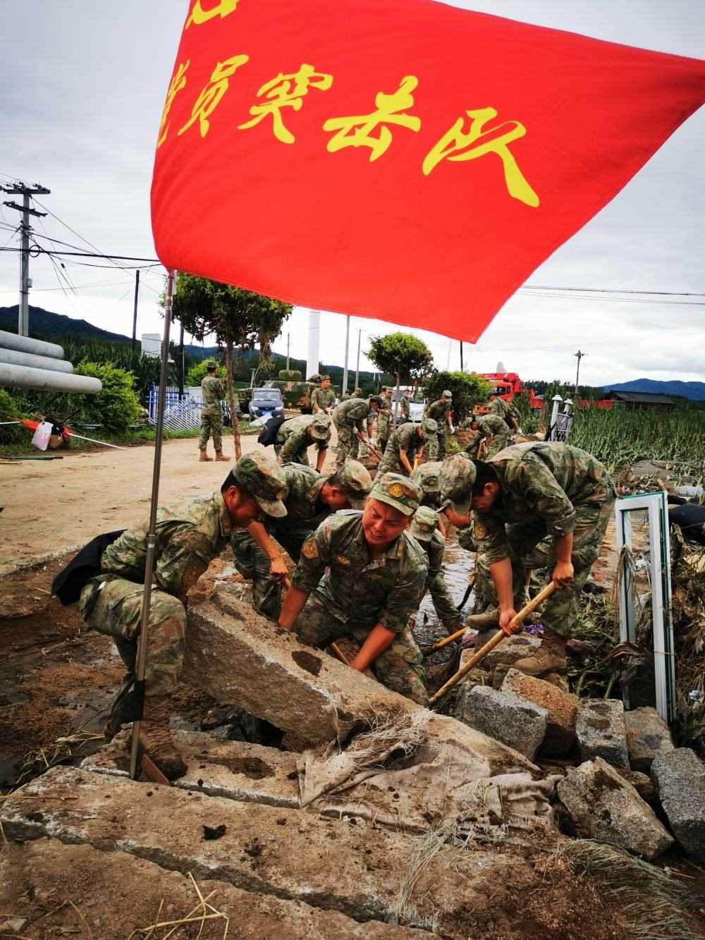 8月7日，陸軍第78集團軍某旅組織黨員突擊隊在吉林舒蘭市七里鄉(xiāng)清理路障。新華社發(fā)（劉洋 攝）