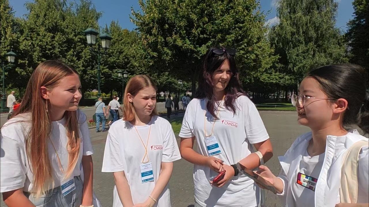 調(diào)研團(tuán)在街頭采訪。北京外國語大學(xué)供圖