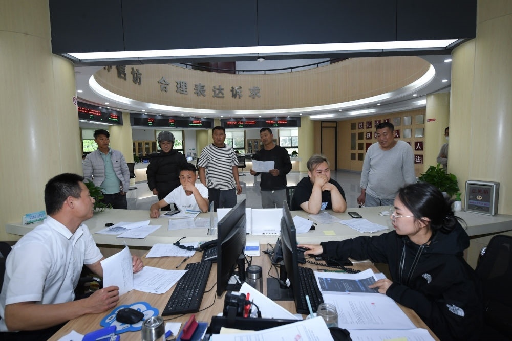 浙江省安吉縣社會治理中心工作人員在處理群眾信訪訴求（5月8日攝）。新華社記者 翁忻旸 攝