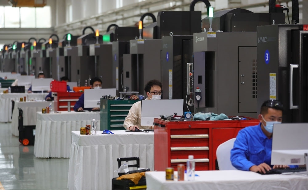 參賽選手在在2022“一帶一路”暨金磚國(guó)家技能發(fā)展與技術(shù)創(chuàng)新之“通用技術(shù)杯”數(shù)控多軸加工大賽中比拼（2022年11月10日攝）。新華社記者 楊青 攝