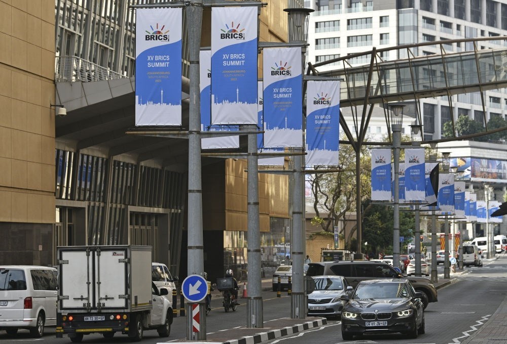 這是8月17日在南非約翰內(nèi)斯堡拍攝的金磚峰會(huì)條幅。金磚國(guó)家領(lǐng)導(dǎo)人第十五次會(huì)晤將于南非約翰內(nèi)斯堡舉行。新華社記者 陳誠(chéng) 攝