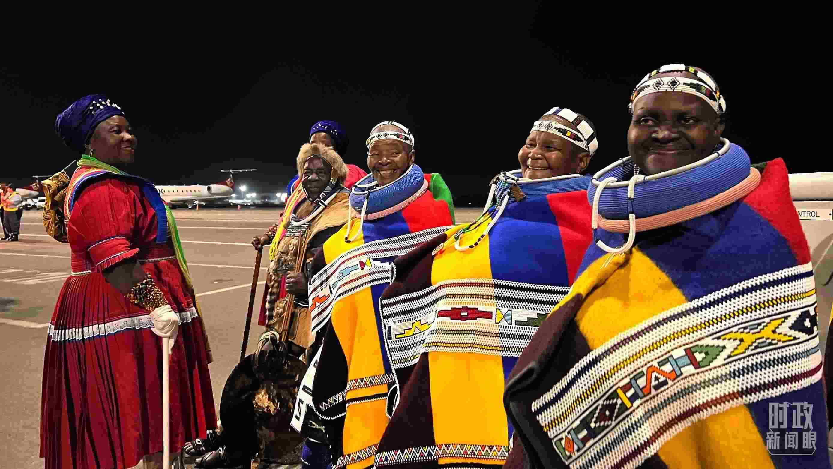 △身穿民族服裝的當(dāng)?shù)孛癖?。（總臺央視記者程鋮拍攝）