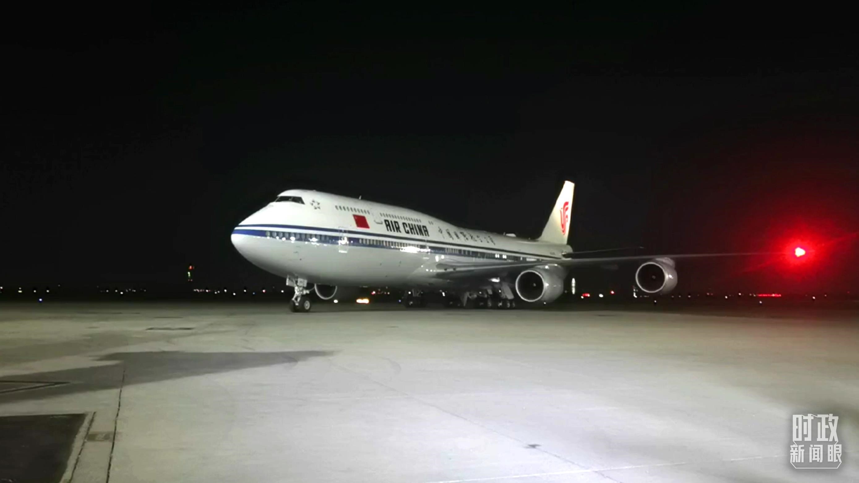 △這是習(xí)近平乘坐的專機。（總臺央視記者鐘銳拍攝）