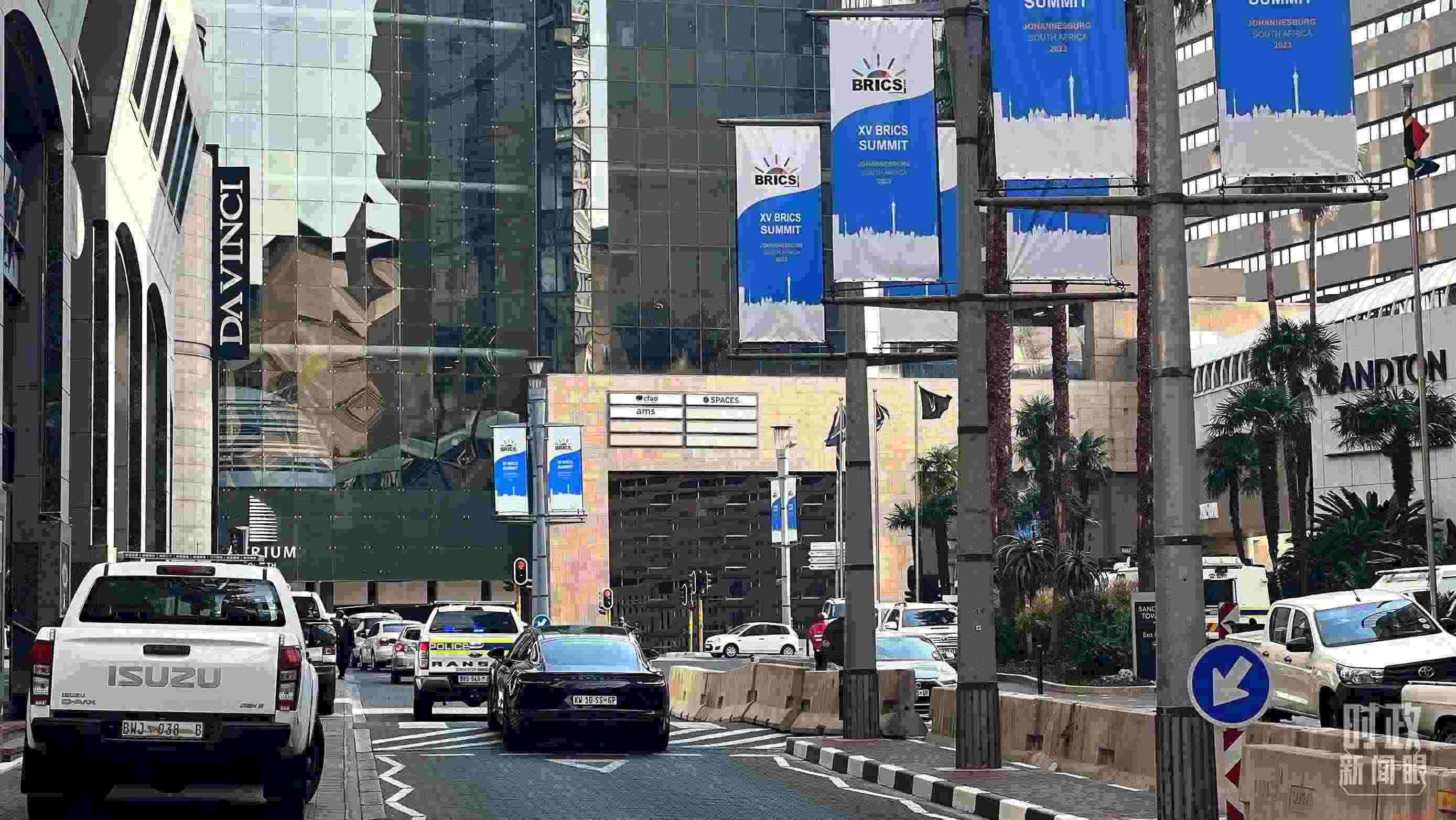 △約翰內(nèi)斯堡街頭的金磚元素。（總臺央視記者程鋮拍攝）