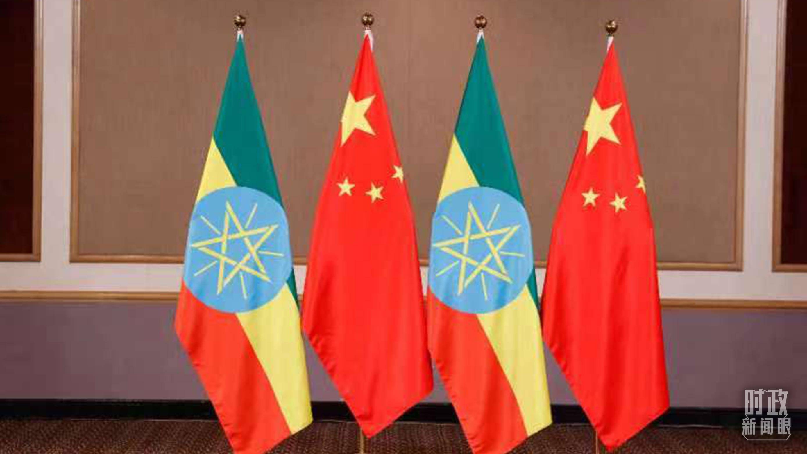 △會見現(xiàn)場的中國、埃塞兩國國旗。（總臺央視記者耿小龍拍攝）