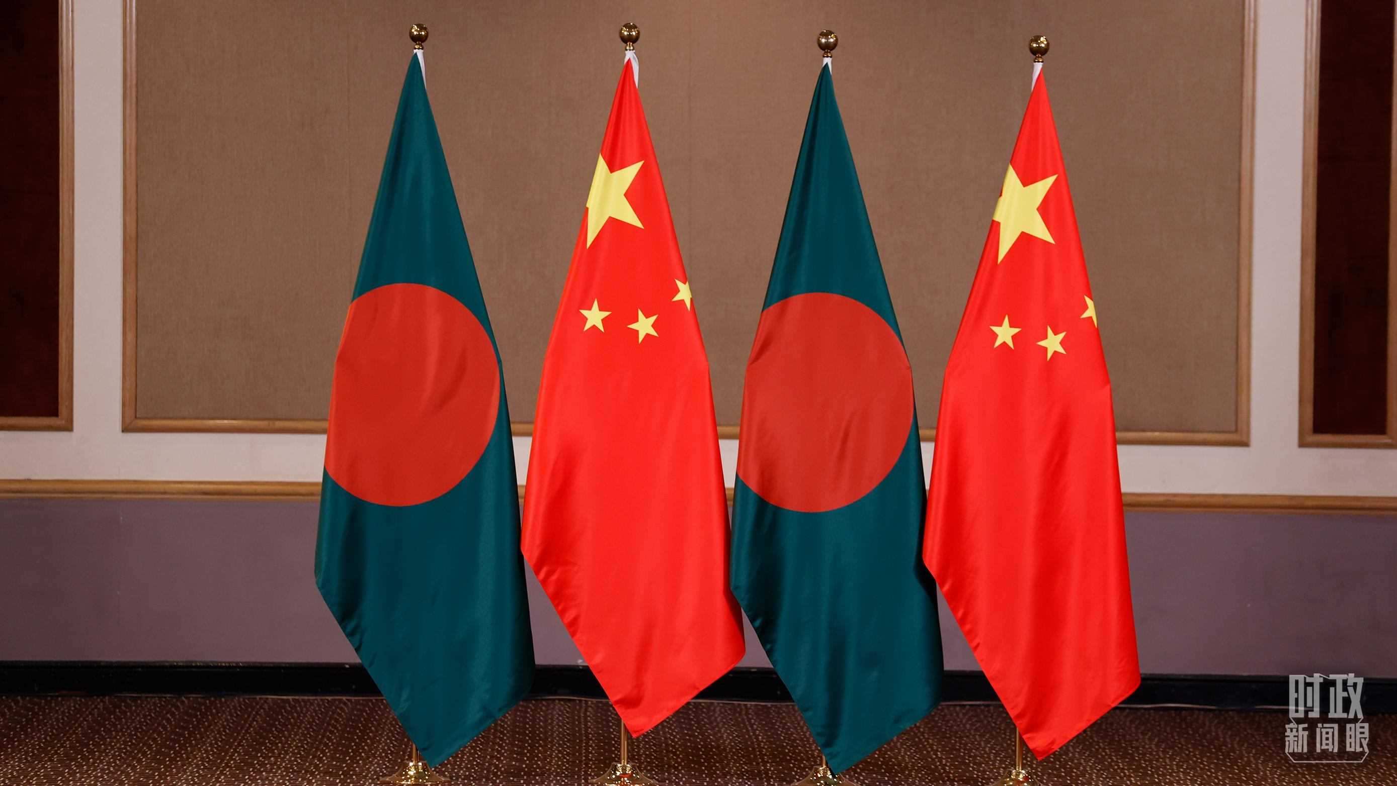 △會見現(xiàn)場的中孟兩國國旗。（總臺央視記者耿小龍拍攝）