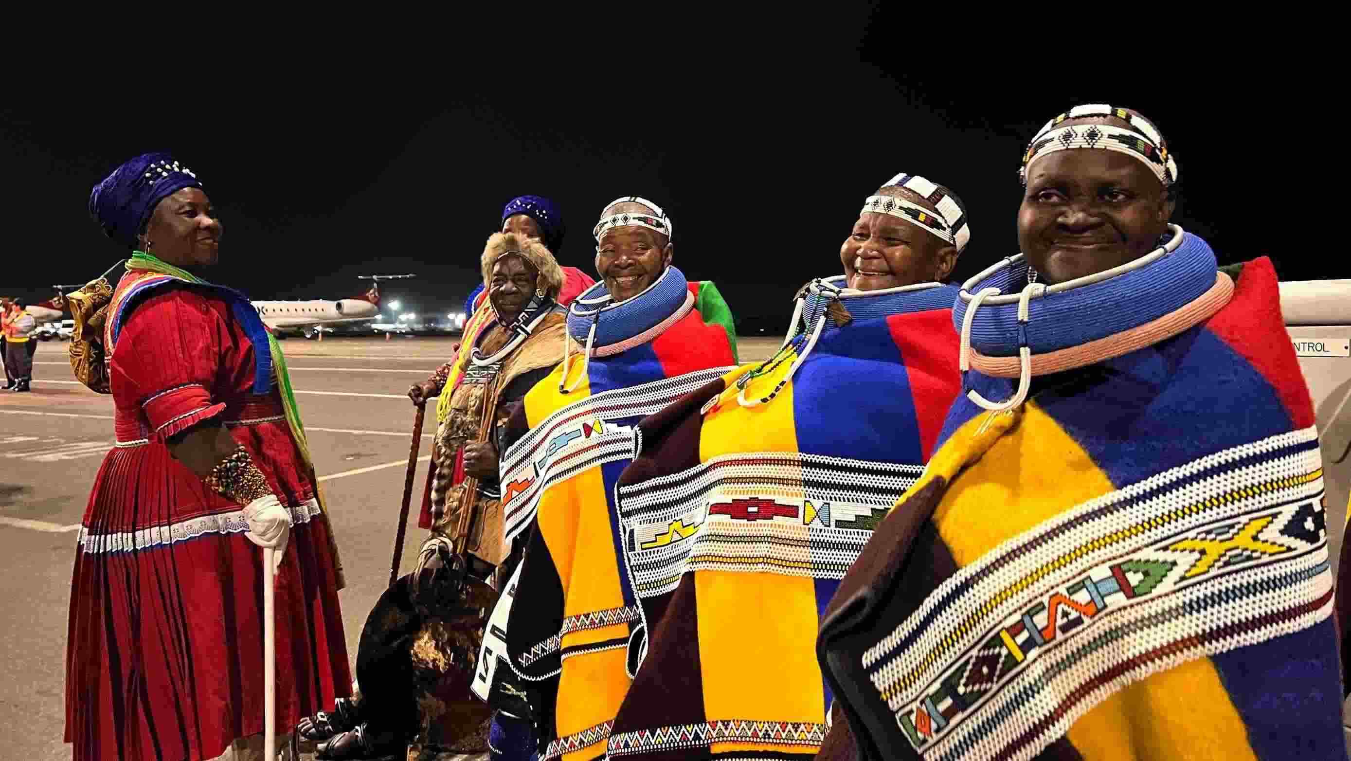 當(dāng)?shù)貢r(shí)間2023年8月21日晚，習(xí)近平主席乘坐的專機(jī)抵達(dá)南非約翰內(nèi)斯堡坦博國際機(jī)場，這是身穿民族服飾迎接的當(dāng)?shù)厝罕姟? width=