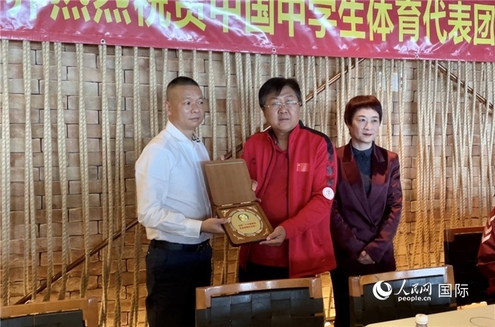 巴西中國和平統(tǒng)一促進(jìn)會(huì)會(huì)長王俊曉向中國中學(xué)生體育代表團(tuán)團(tuán)長劉立新贈(zèng)送紀(jì)念品。人民網(wǎng)記者 宋亦然攝