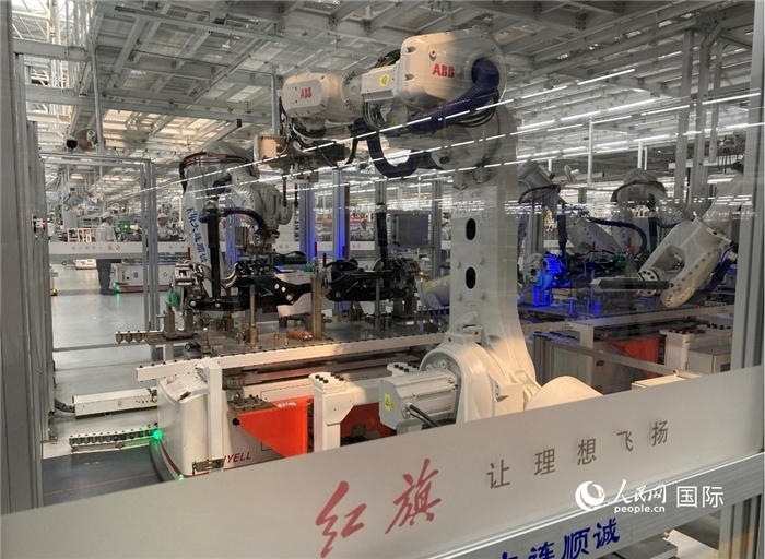 一汽—紅旗繁榮工廠內(nèi)的智能機器人。人民網(wǎng) 宋歌攝
