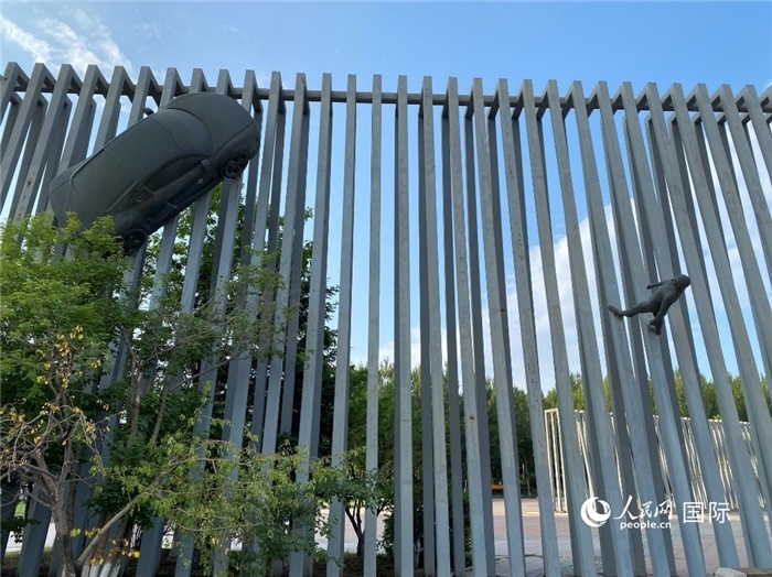 長春國際汽車公園中的立體雕塑。人民網(wǎng) 宋歌攝