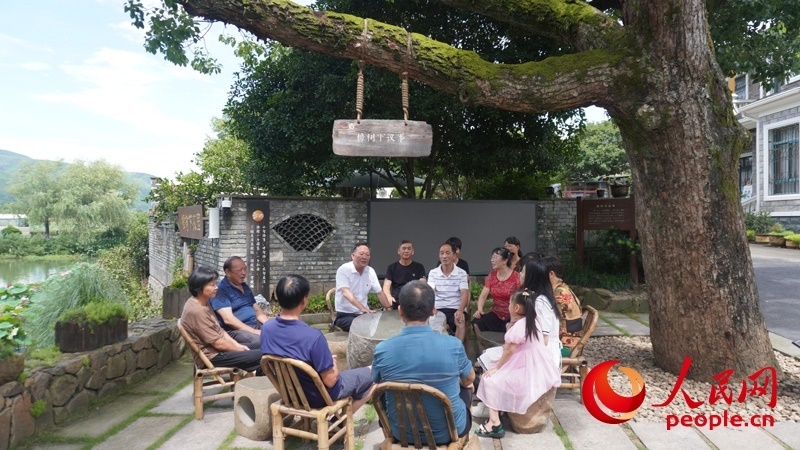 余杭區(qū)徑山鎮(zhèn)小古城村村民在“樟樹下議事”。人民網(wǎng)肖聰聰攝