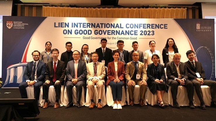 與會(huì)嘉賓和新書的編者及章節(jié)作者合影。新加坡南洋理工大學(xué)供圖