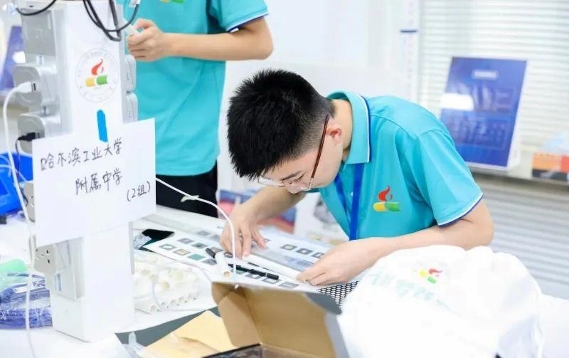 △今年7月，“逐夢蒼穹”科技主題教育活動在北京市八一學(xué)校舉辦。來自全國各地的百余名師生，在動手實踐中學(xué)習(xí)航天知識、提高創(chuàng)新能力。