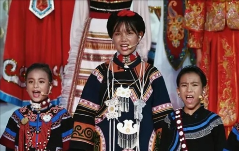 △今年7月，在成都大運會開幕式上，從大山深處走來的孩子們，自信地站在舞臺中央，以歌聲表達對未來的憧憬。