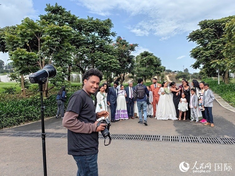 一對新人和親友在亞的斯亞貝巴友誼廣場合影。人民網(wǎng)記者 陳星星攝