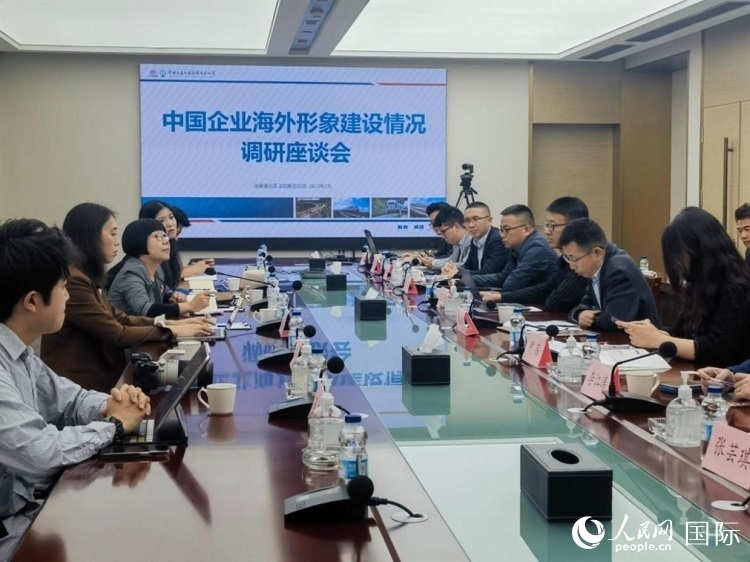 埃塞俄比亞中國商會企業(yè)代表與人民網(wǎng)記者座談。人民網(wǎng)記者 劉寧攝