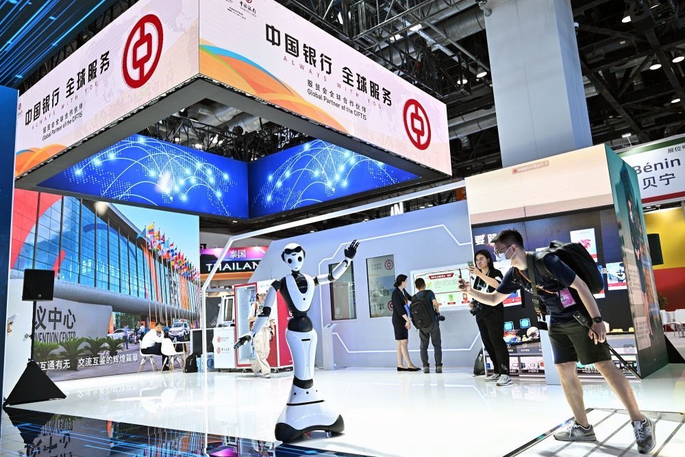 9月1日，媒體記者在國家會議中心中國銀行展臺拍攝一款迎賓接待機器人。新華社記者 李鑫 攝