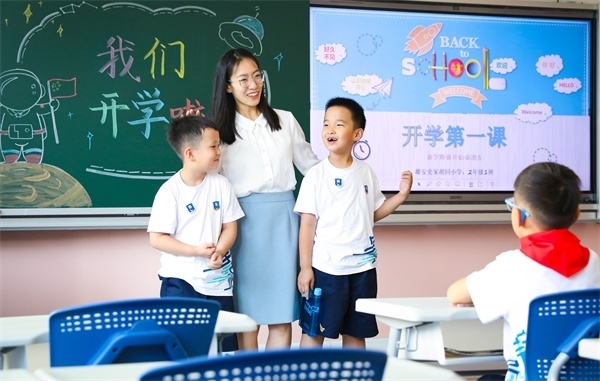 8月30日，雄安史家胡同小學學生體驗學校生活。