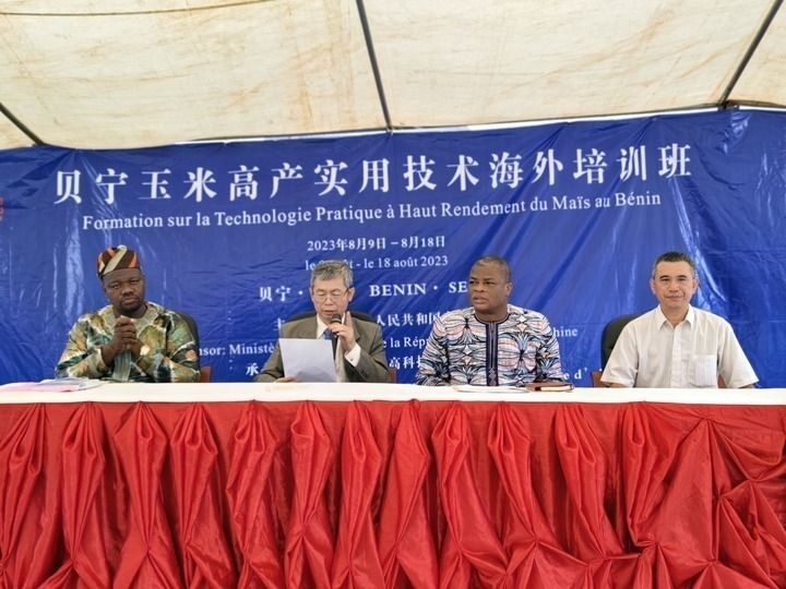 8月9日，2023年貝寧“玉米高產(chǎn)實用技術培訓班”開班儀式在位于塞梅波吉市的中國援貝寧農業(yè)技術示范中心舉行。
